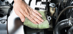 Read more about the article 10 найкращих порад та підказок щодо чистки та миття двигуна автомобіля